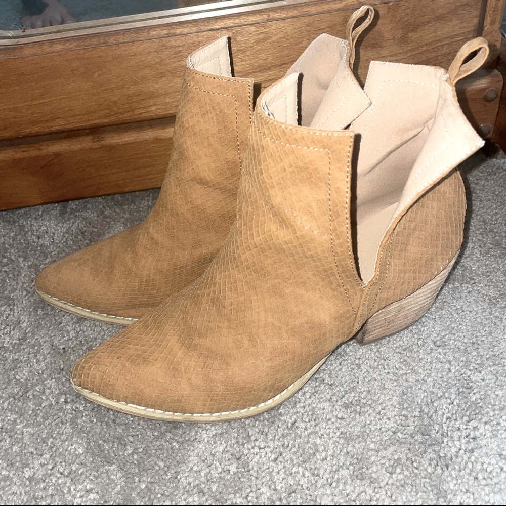 Pointed booties